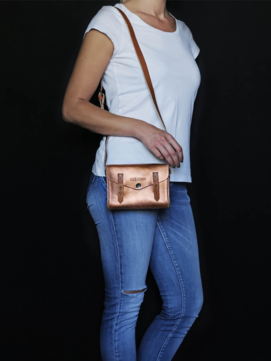 photo-back-pocket-bandolier-bag-leather-pink-gold-le-mini-onmisbaar-gold-paul-marius-w08s-g-pi