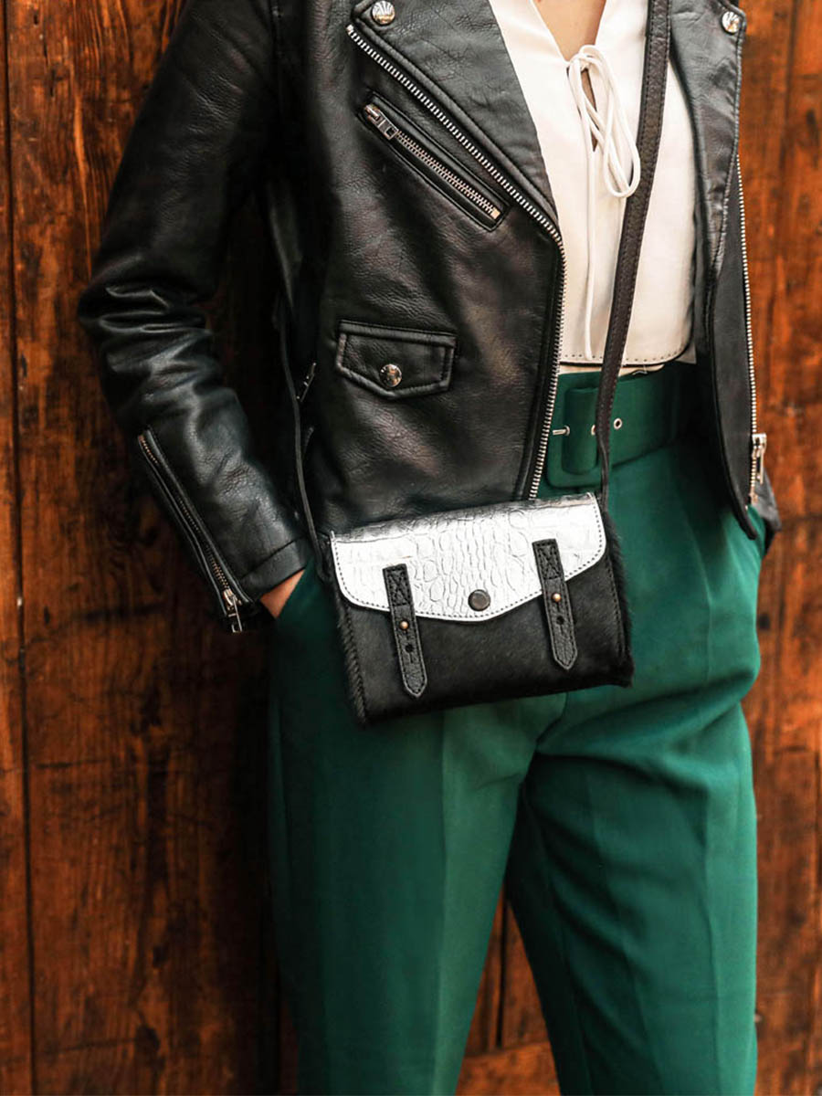 photo-bag-carrier-strap-leer-vrouw-zilver-zwart-le-mini-indispensable-skin-zilver-zwart-paul-marius-w08S-c-s-b