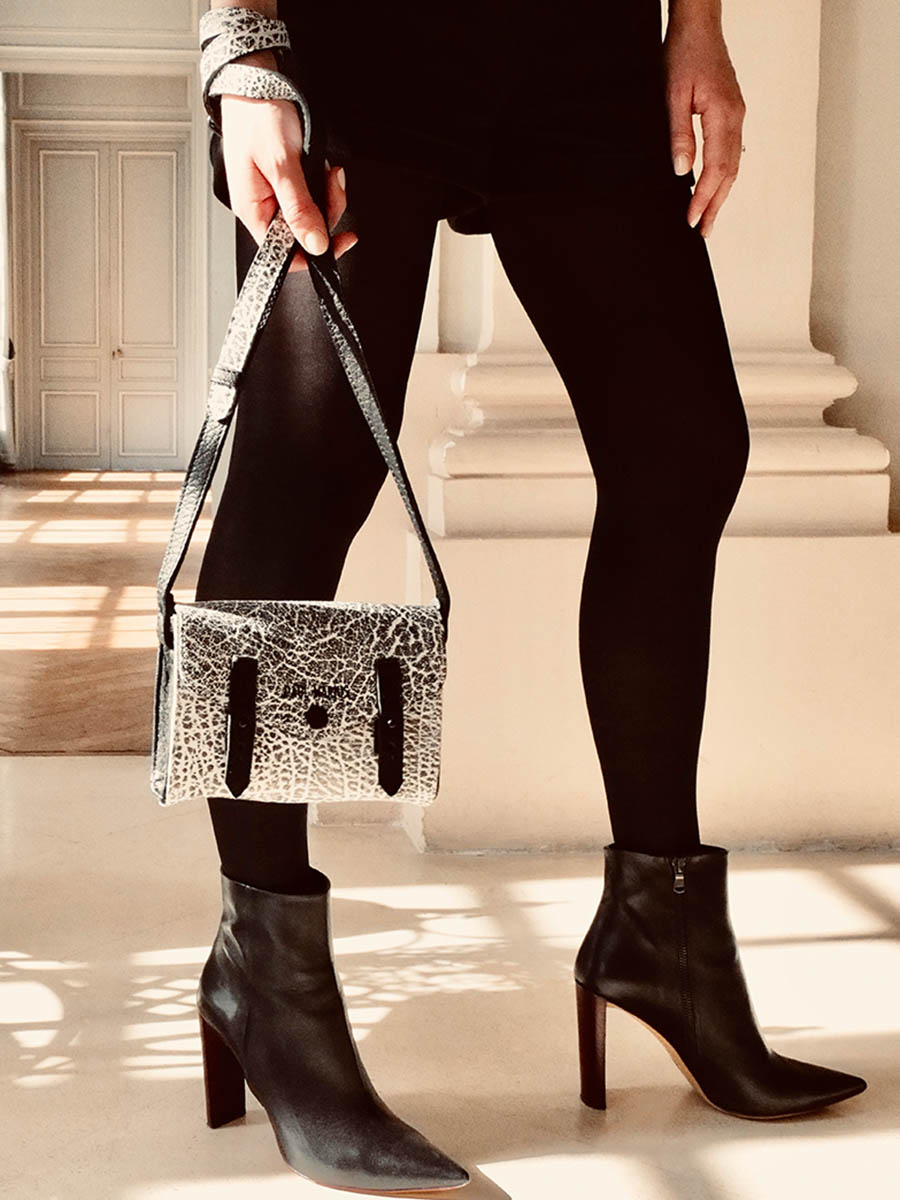 foto-buidelzak-bandolier-LEATHER-WOMAN-LE-MINI-INDISPENSABLE-PRINT-PAUL-MARIUS-W08S-B-W