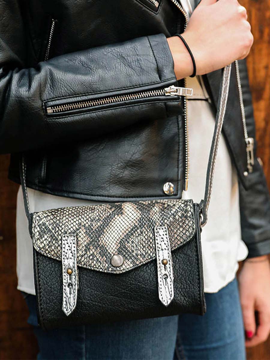 foto-tas-bandolier-leer-vrouw-zwart-de-mini-indispensable-python-zwart-paul-marius-w08s-p-b