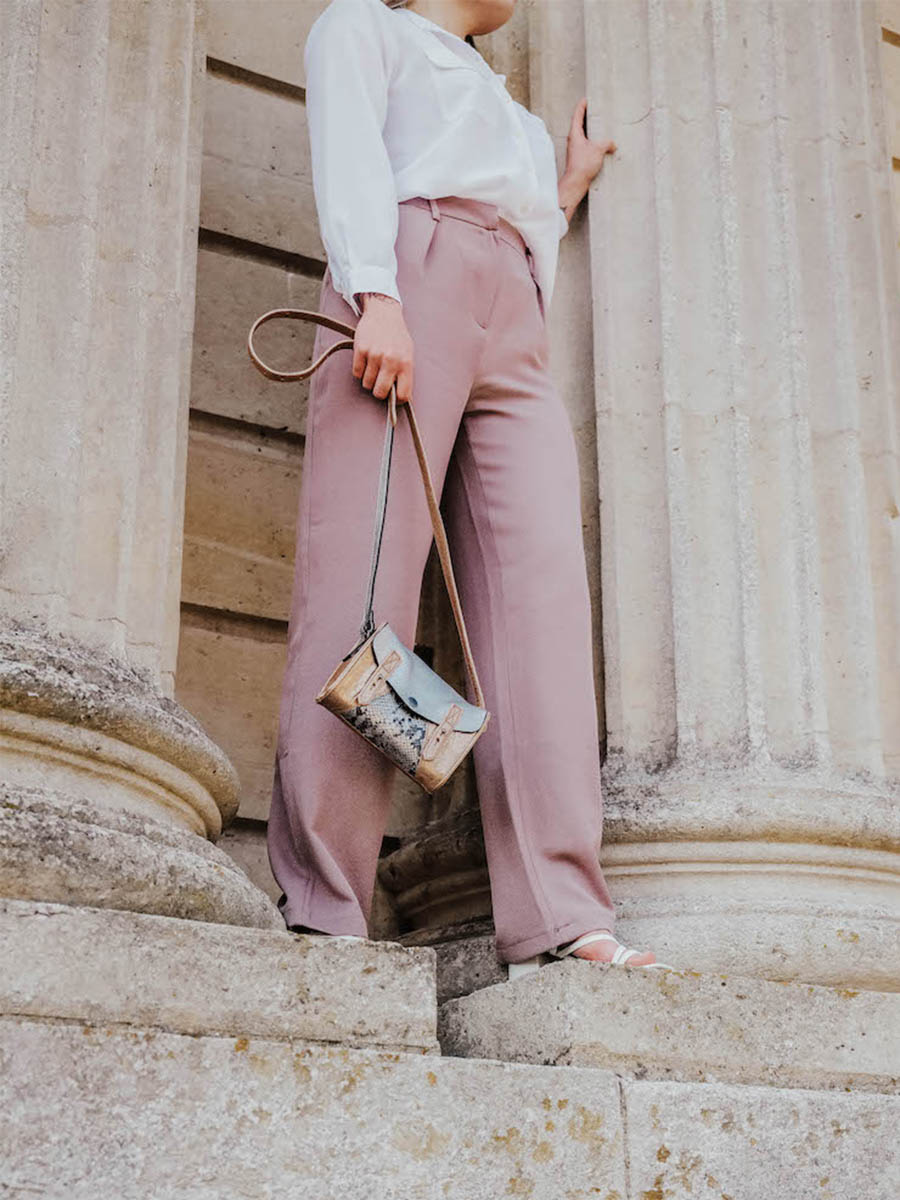 foto-tas-lederen-schoudertas-vrouw-le-mini-indispensable-saffraan-paul-marius-w08s-af