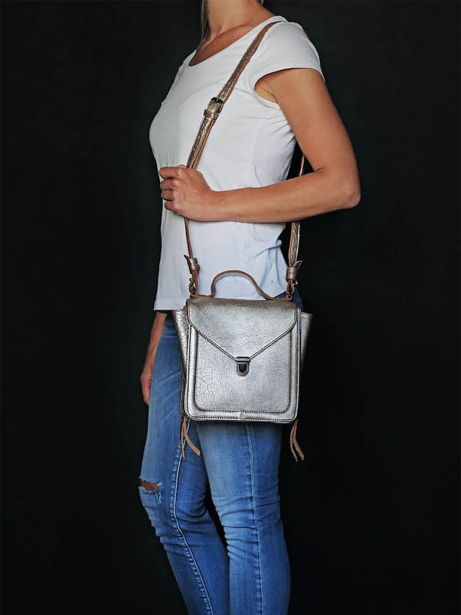 photo-portee-small-bandolier-bag-leather-vrouw-zilver-mistinguette-amber-zilver-paul-marius-w20-bs