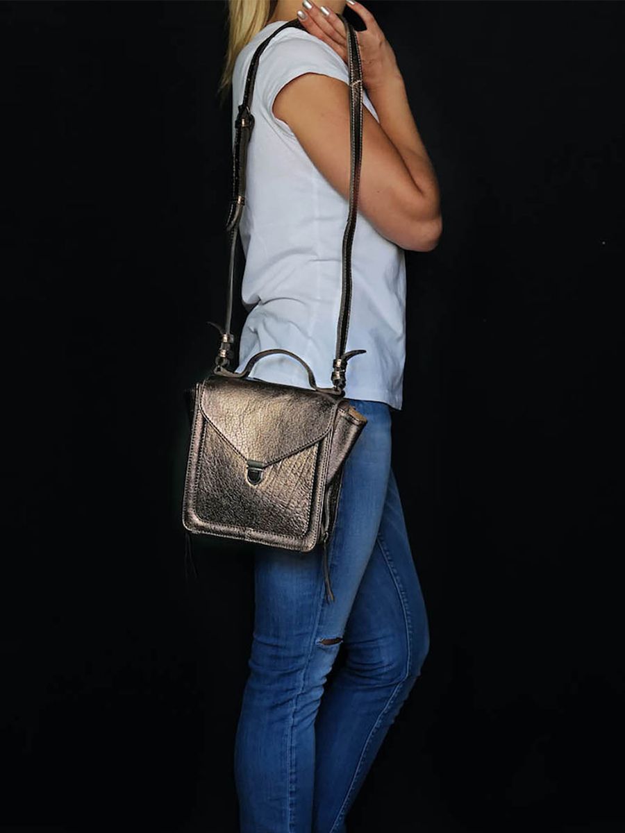 foto-portee-kleine-bandtas-leer-vrouw-koper-mistinguette-koper-paul-marius-w20-c