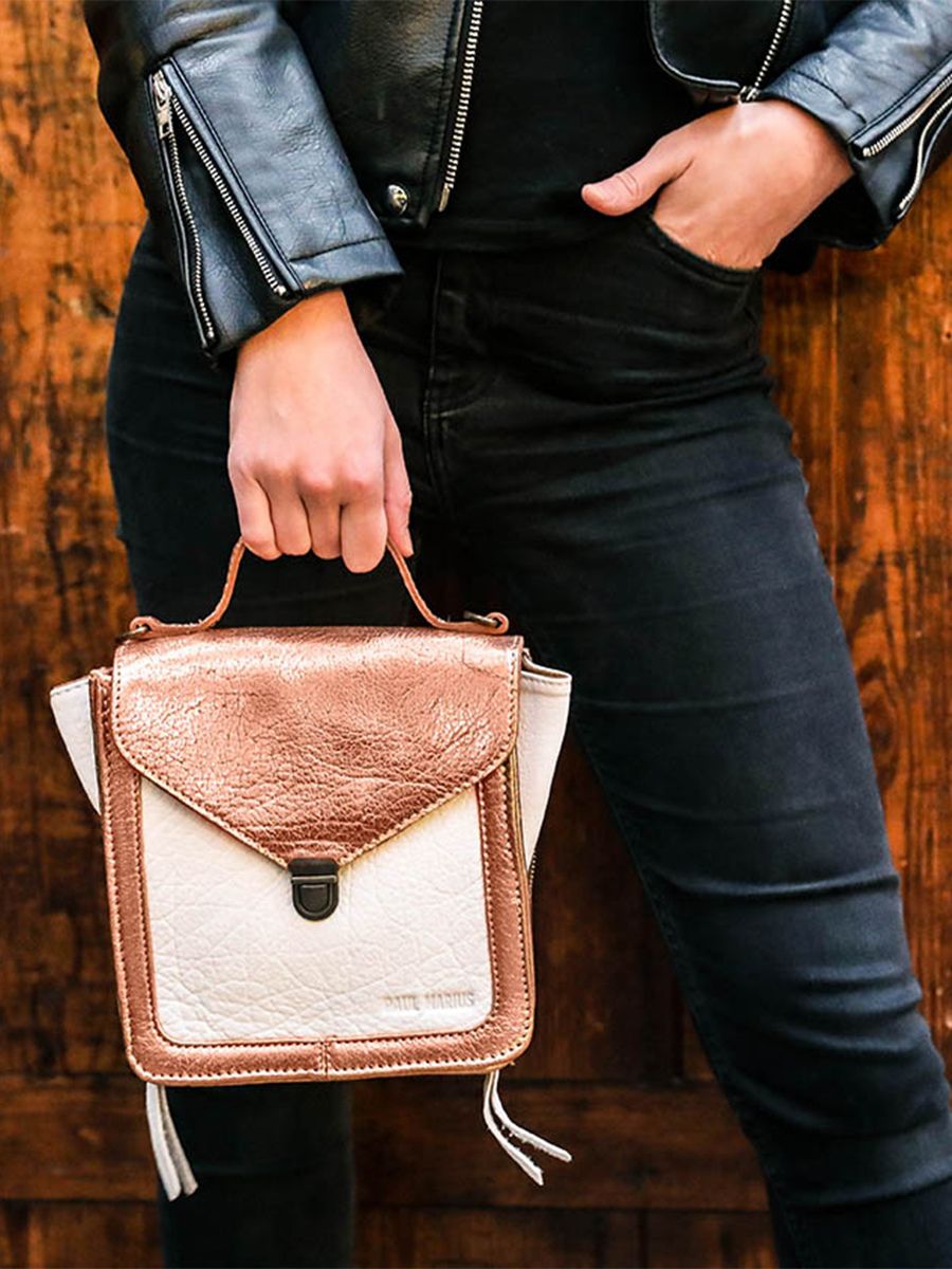 photo-portee-small-belt-bag-leer-vrouw-roze-goud-wit-mistinguette-roze-goud-wit-paul-marius-w20-g-pi-w