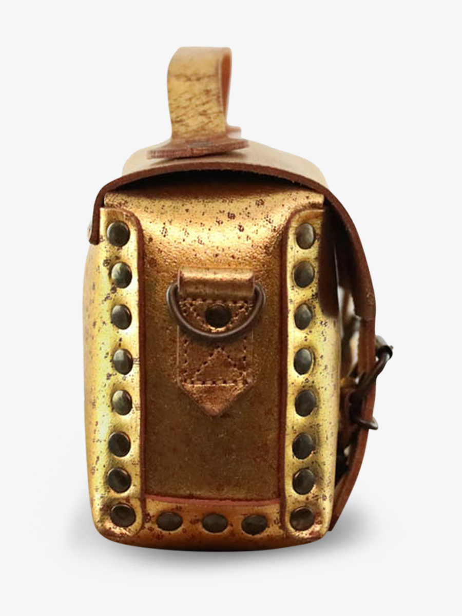 foto-cote-vrouw-goud-leren-bandolier-tas-ambachtsvrouw-eclats-dores-paul-marius-p02-gd