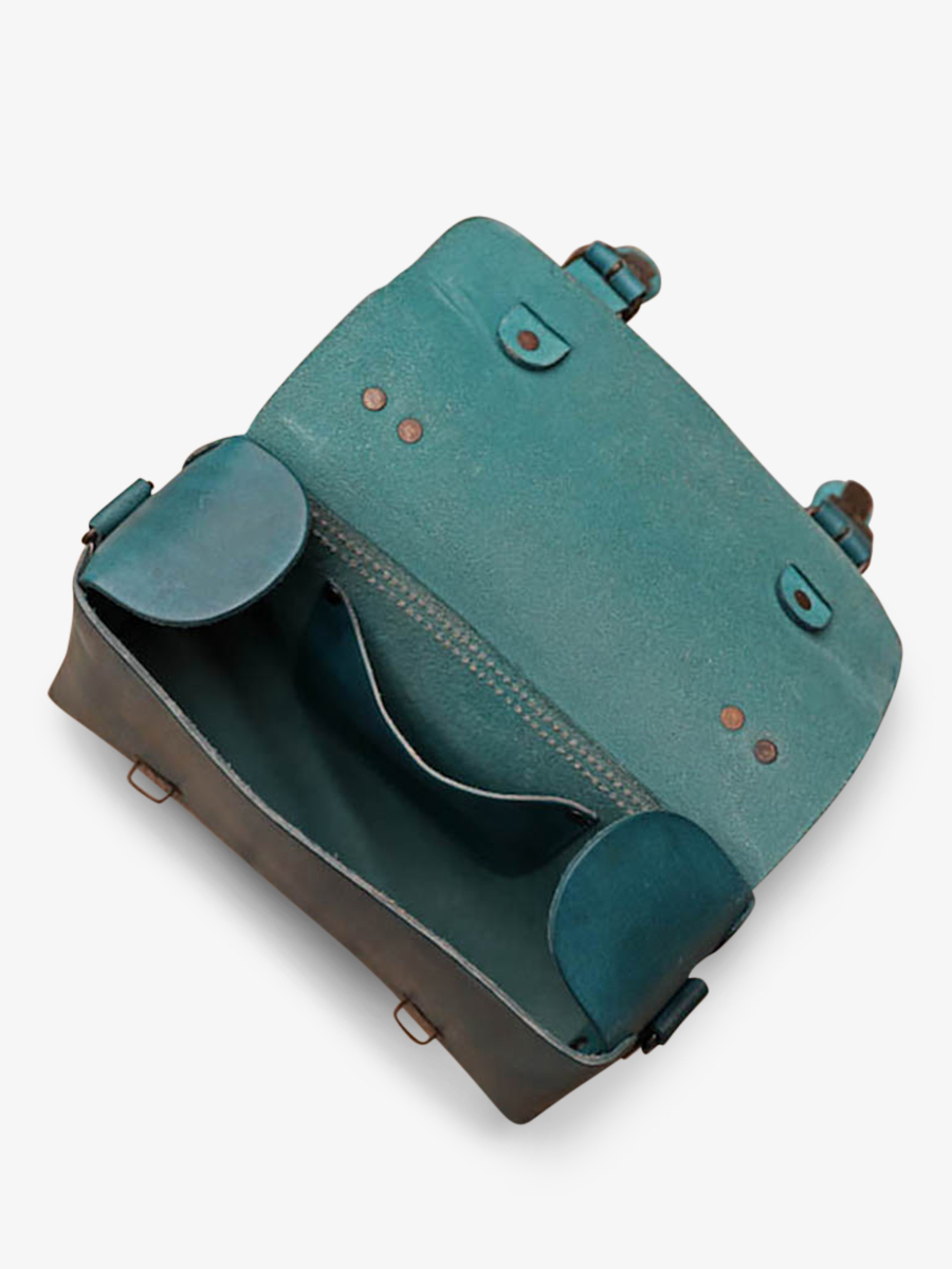 foto-interieur-bandelier-leren-tas-vrouw-blauw-ambachtsman-blauw-paul-marius-p02-blu