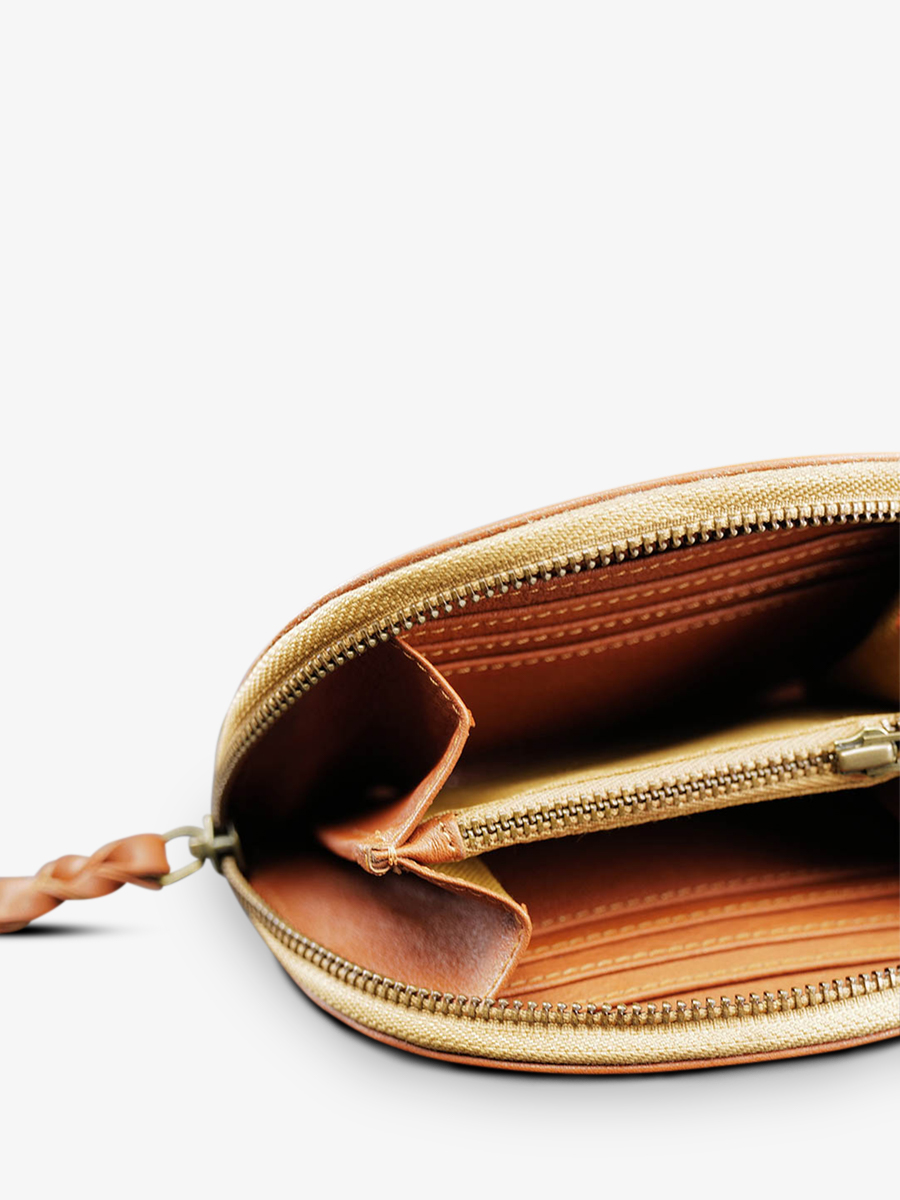 foto-interieur-leder-vrouw-bruin-leder-portefeuille-manon-naturel-paul-marius-m32-l