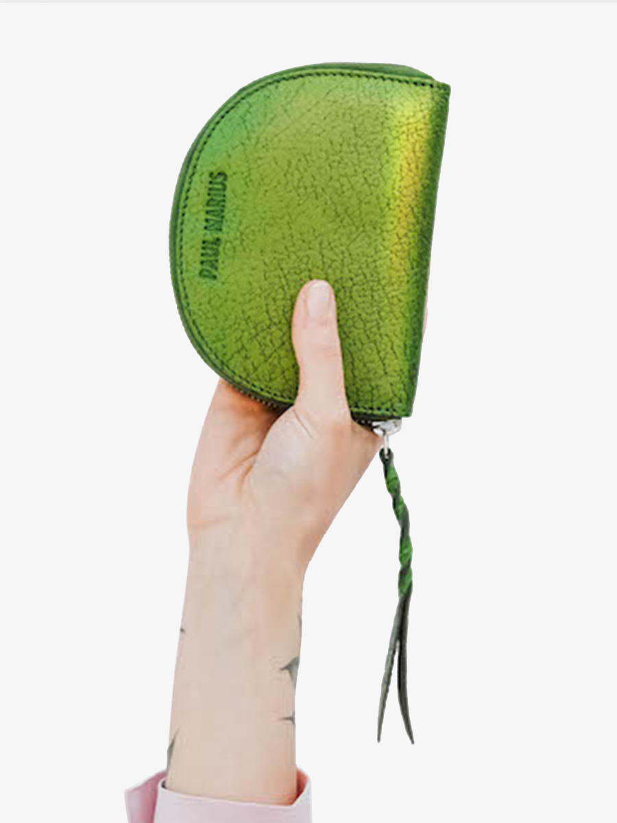 foto-wallet-vrouw-groen-leaflet-manon-absinthe-paul-marius-m32-gr-b