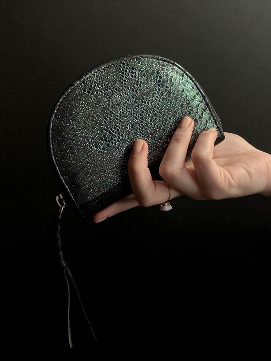 foto-portfolio-leder-vrouw-blauw-groen-leportfolio-manon-boreal-paul-marius-m32-msp