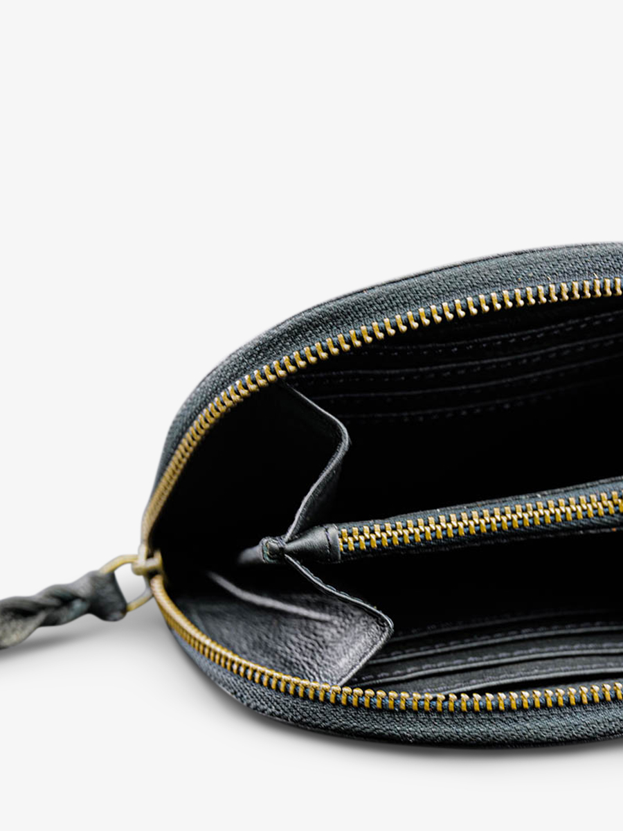 foto-interieur-leren-vrouw-zwart-blad-manon-black-paul-marius-m32-b