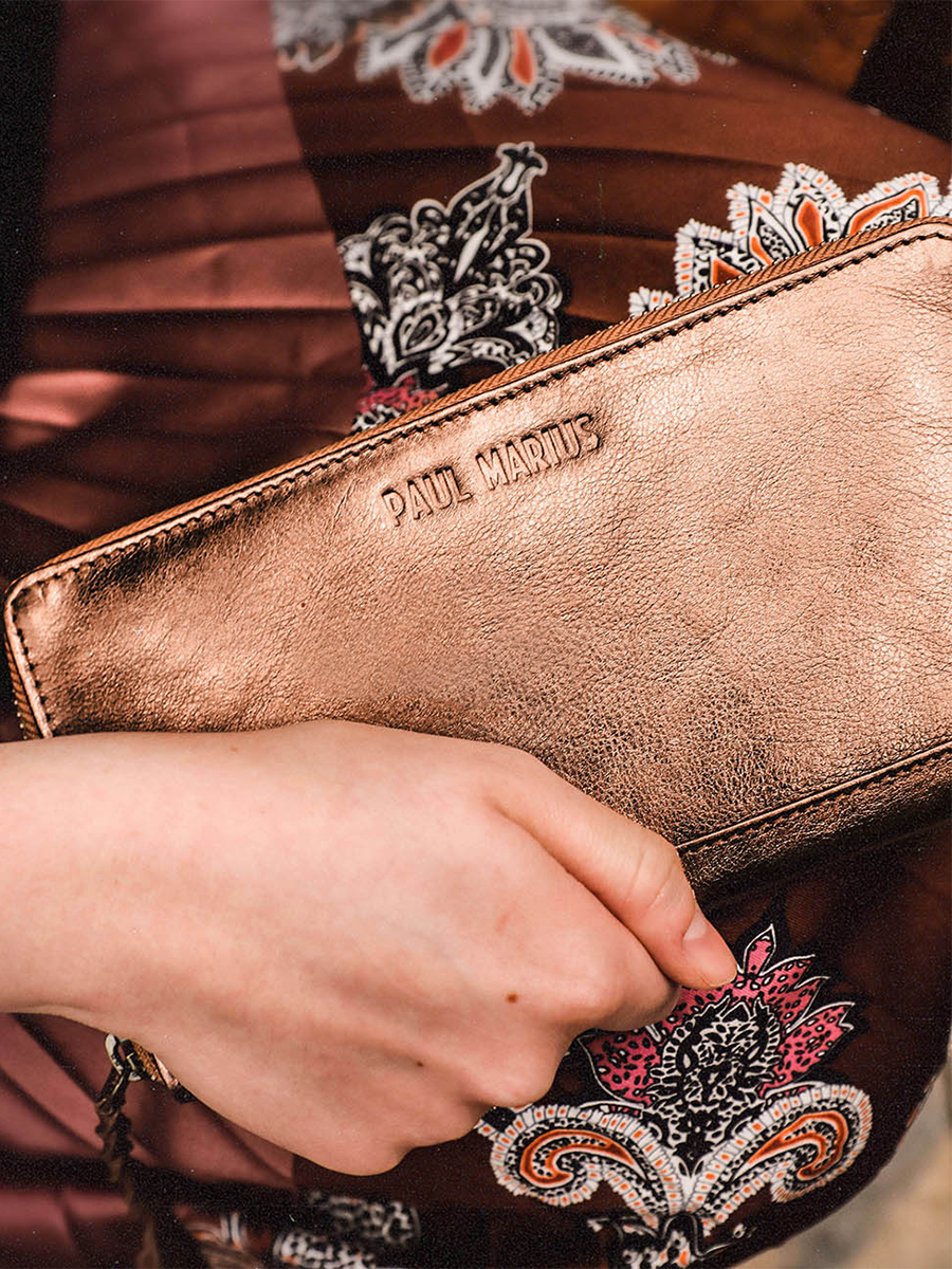 foto-portefeuille-cuivre-vrouw-leportefeuille-charlotte-cuivre-paul-marius-m63-c