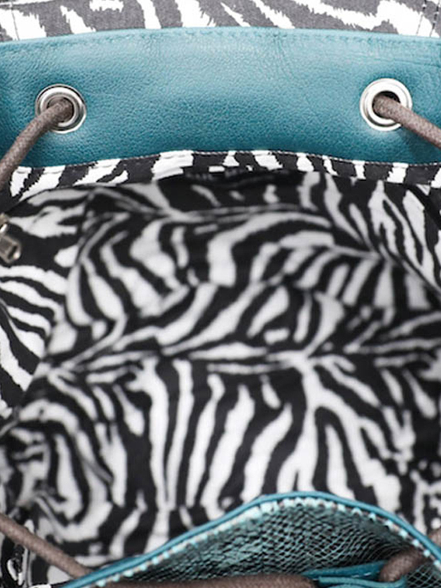 photo-vue-de-cote-sac-a-dos-cuir-vrouw-blauw-zilver-lebarouleur-chimere-bleu-piscine-zilver-paul-marius-m40-ch-blu-s