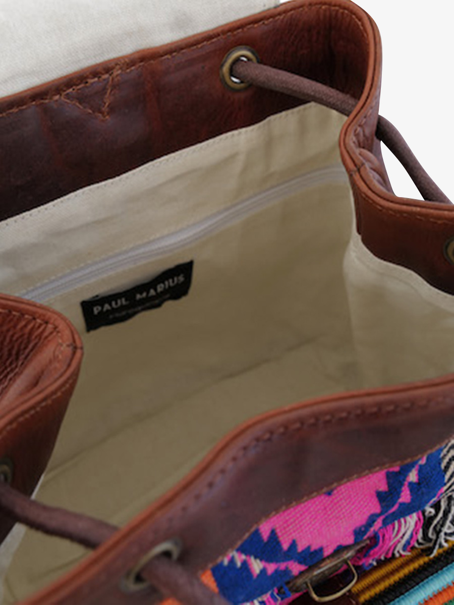 foto-interieur-sac-a-dos-cuir-vrouw-blauw-wit-lebaroudeur-horizon-paul-marius-m40-hor