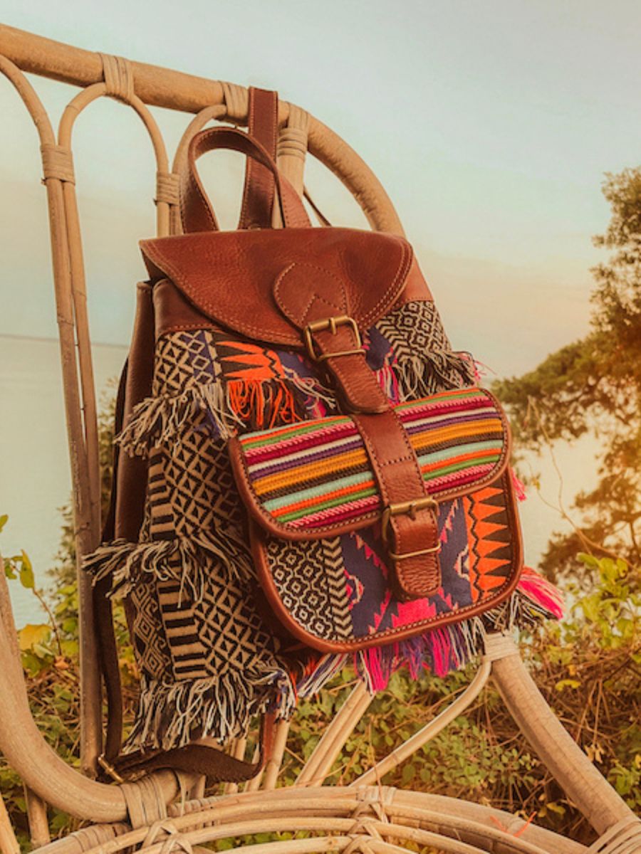 foto-rugzak-leer-vrouw-blauw-wit-lebaroudeur-horizon-paul-marius-m40-hor