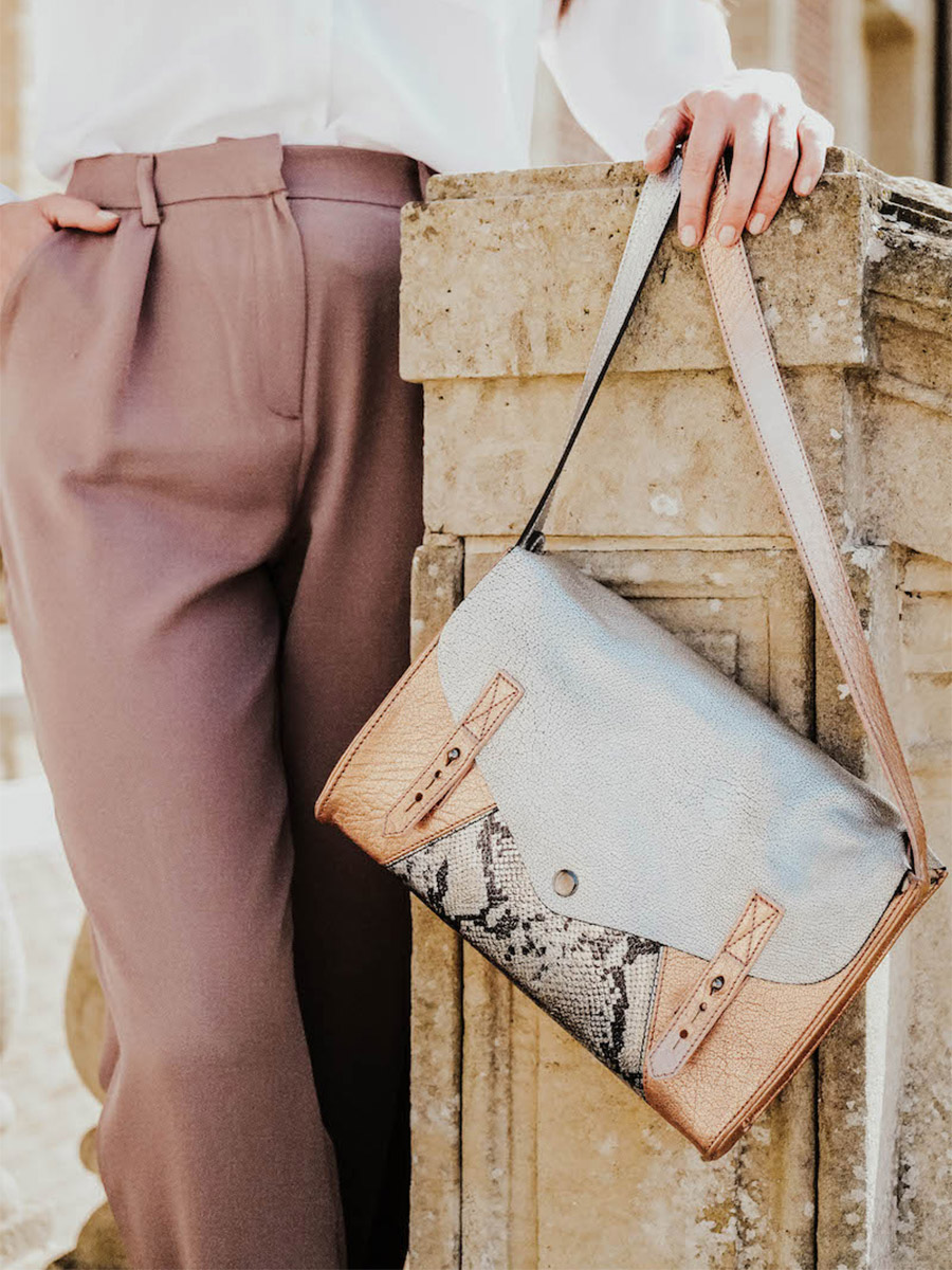 photo-bag-carrier-strap-leer-vrouw-onmisbaar-aphrodite-paul-marius-w08-aph