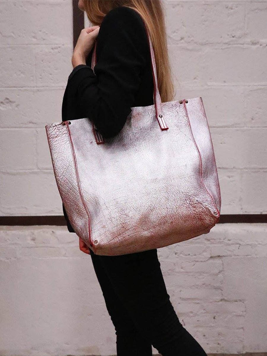 foto-draagtas-cabas-leder-vrouw-zilver-leffronté-l-brique-zilver-paul-marius-w11-rs