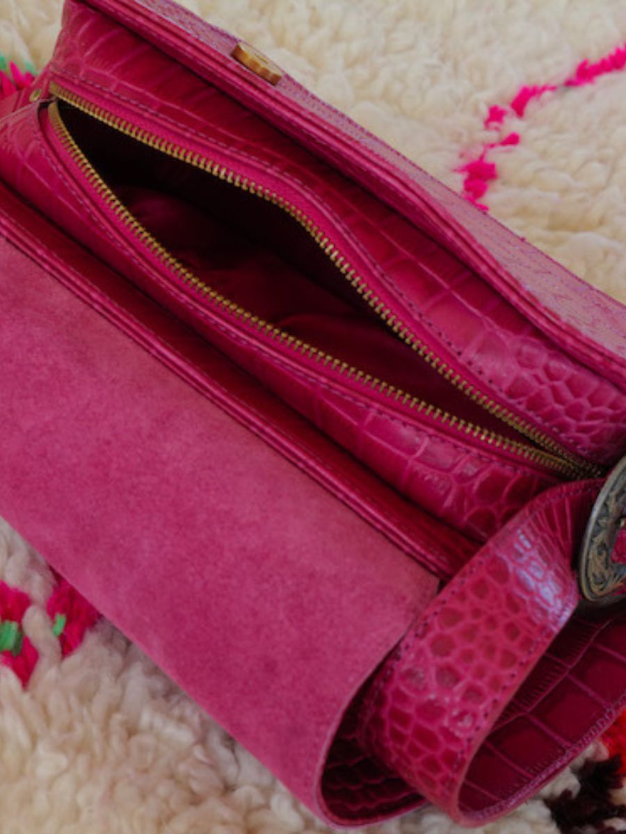 photo-interieur-sac-bandouliere-cuir-vrouw-roze-lebaguette-alligator-cocktail-tourmaline-paul-marius-w29-a-pi