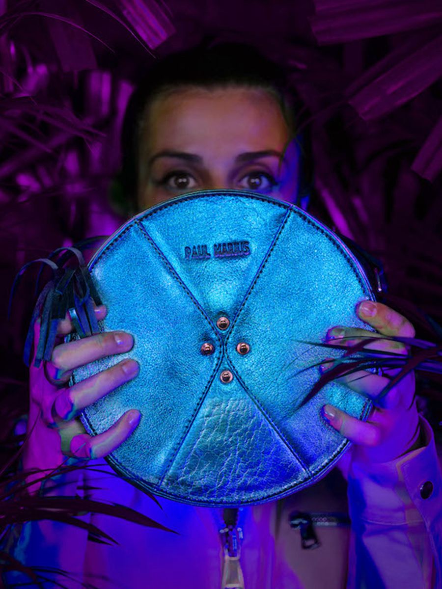 photo-bag-carrier-strap-leather-round-woman-blue-monprecieux-scarabee-paul-marius-w18-p-blu
