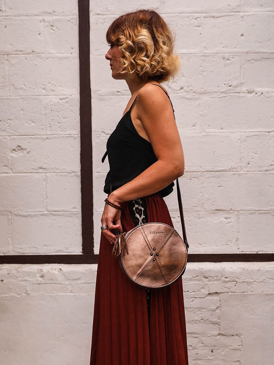 foto-bandtas-leren-schoudertas-ron-vrouw-koper-monprecieux-koper-paul-marius-w18-c