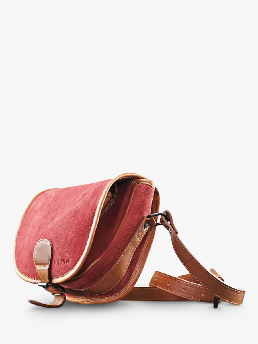 foto-interieur-bandelier-tas-vrouw-leder-bruin-paars-pampa-paul-marius-lebohemien