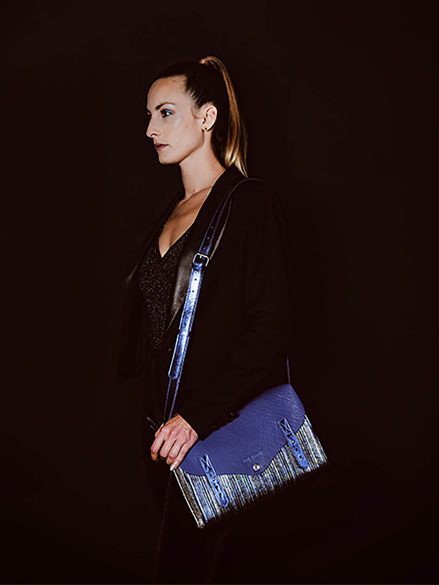 photo-buidelzak-bandelier-leder-vrouw-indispensable-cosmos-paul-marius-w08-cs