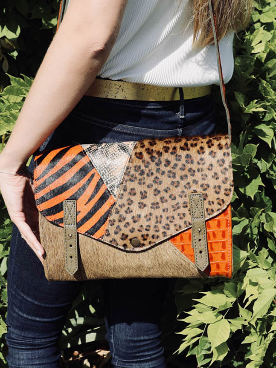 foto-schoudertas-vrouw-leer-oranje-groen-lindispensable-chimère-oranje-khaki-paul-marius-w08-ch-o-k