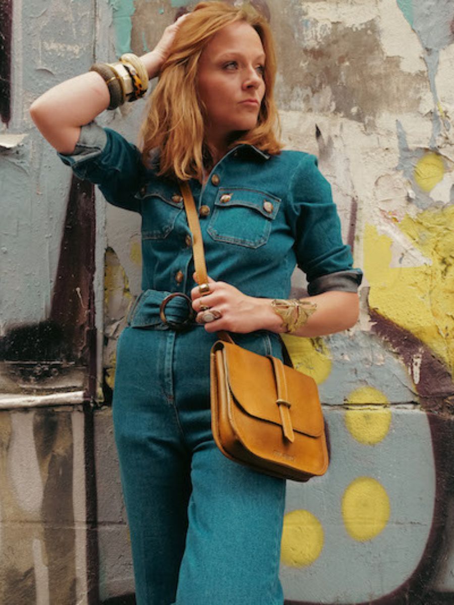 foto-bandtas-draagtas-dames-leder-bruin-lagibecière-honing-geolied-paul-marius-m24-lichaam