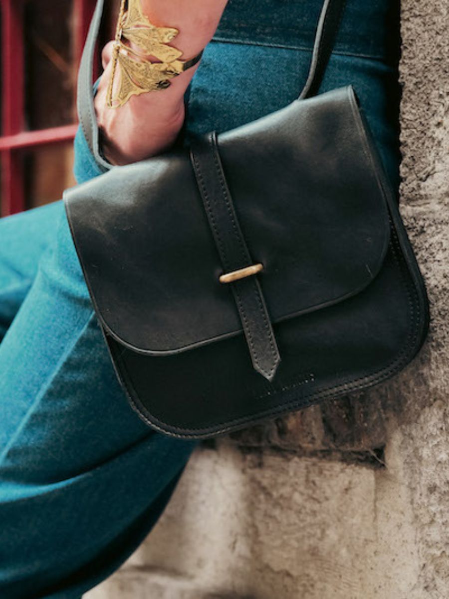 foto-bag-carrier-schoudertas-leder-vrouw-zwart-lagibeciere-zwart-olie-paul-marius-m24-obl