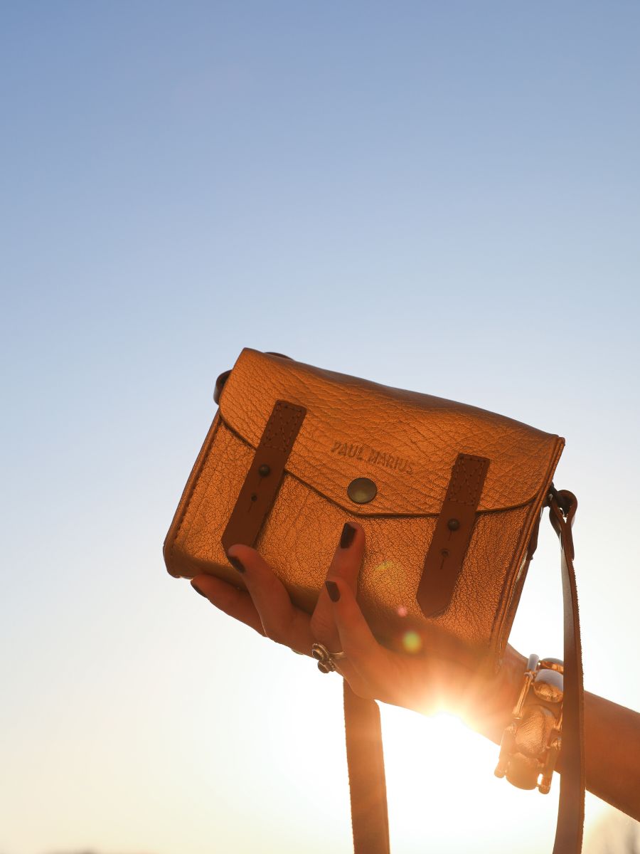 foto-tas-draagriem-leer-vrouw-dore-le-mini-indispensable-dore-paul-marius-w08s-gd