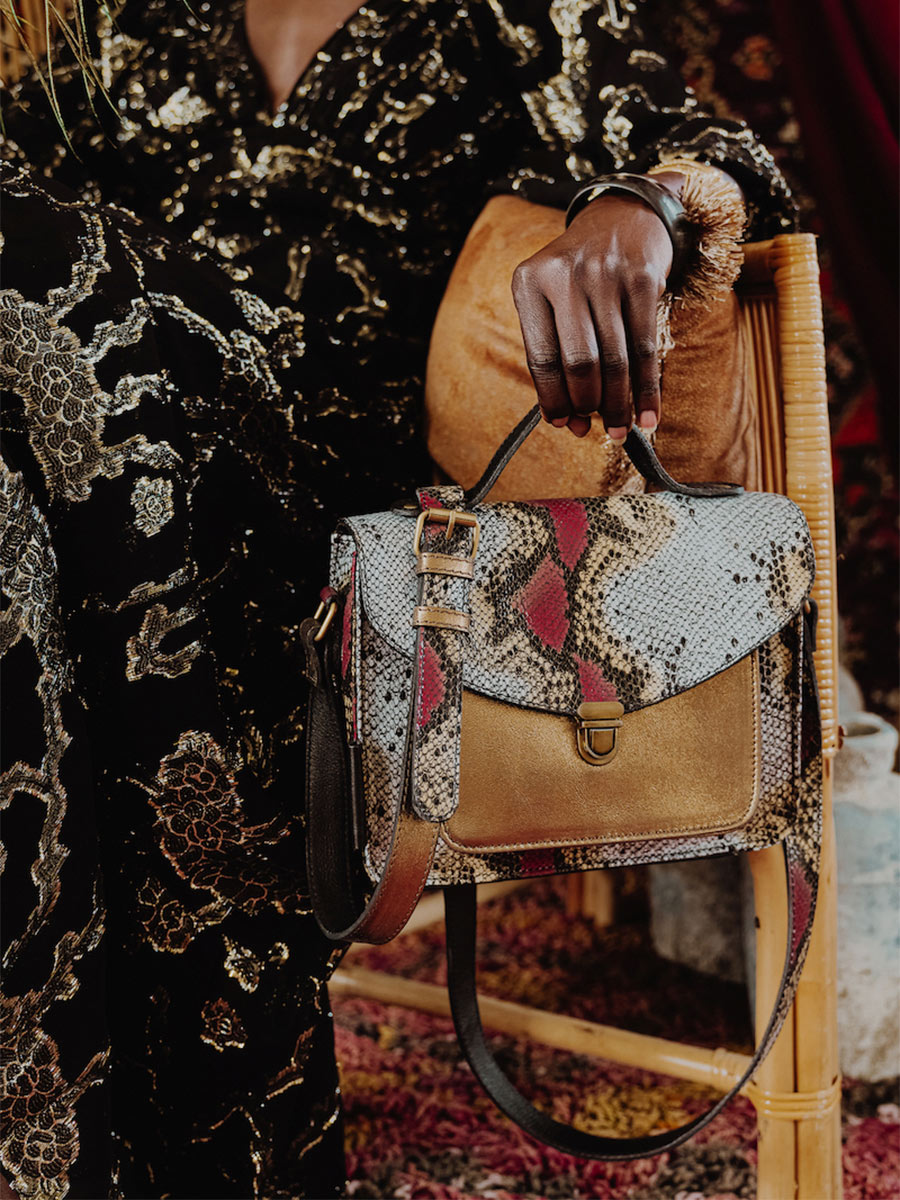 foto-interieur-bandouliere-leder-tas-vrouw-mademoiselle-george-byzance-paul-marius-w05-byz