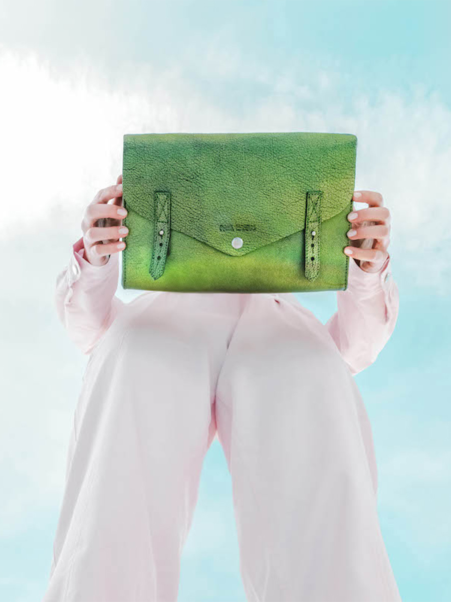 photo-bag-bandolier-LEER-WOMAN-GROEN-INDISPENSABLE-ABSINTHE-PAUL-MARIUS-W08-GR-B