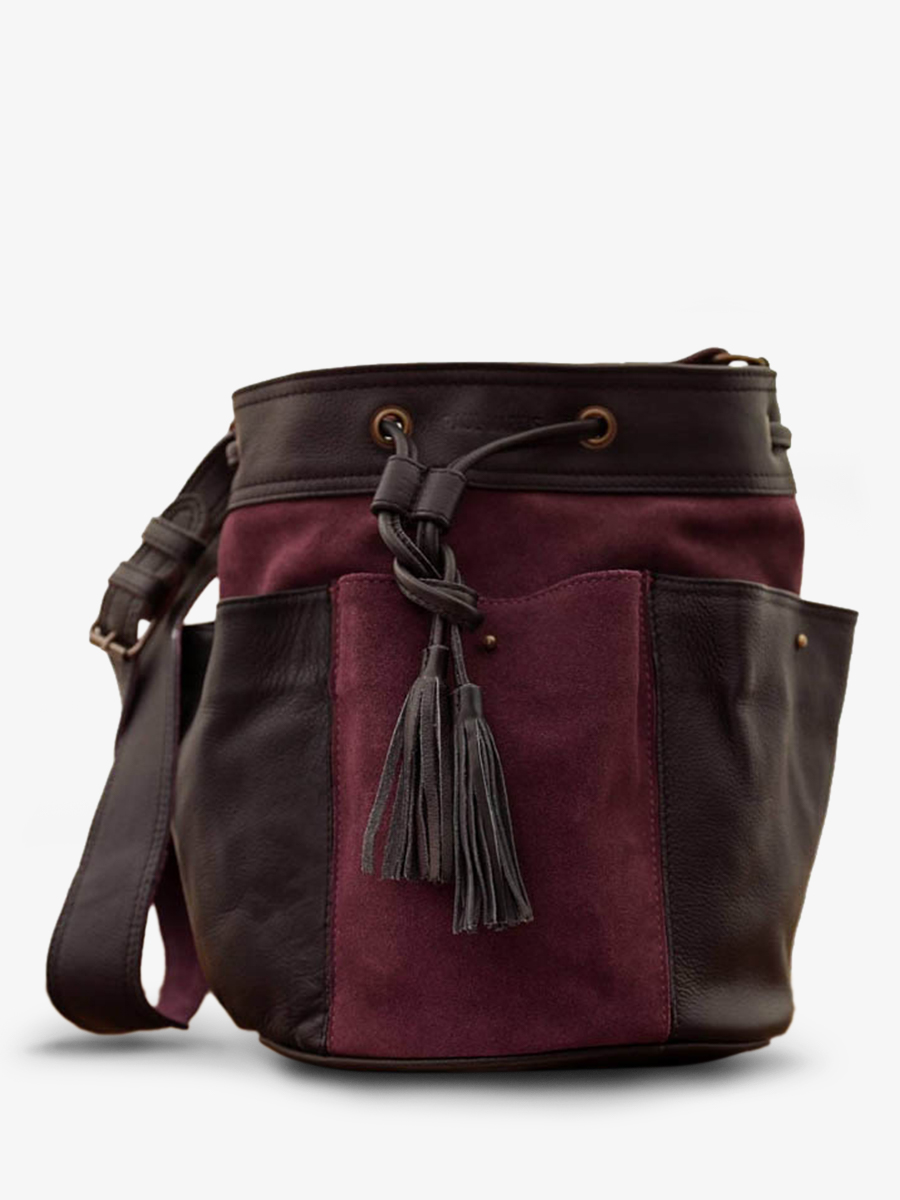 photo-vue-de-cote-sac-bandouliere-cuir-vrouw-zwart-flower-black-prune-paul-marius-w10-b-p