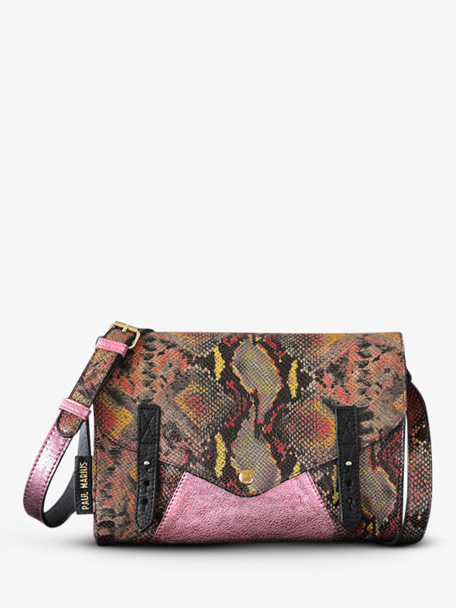 photo-vue-de-face-sac-bandouliere-cuir-vrouw-rode-roze-pen-ontbeerlijk-python-magma-roze-metallised-paul-marius-w08-pi-mcpi