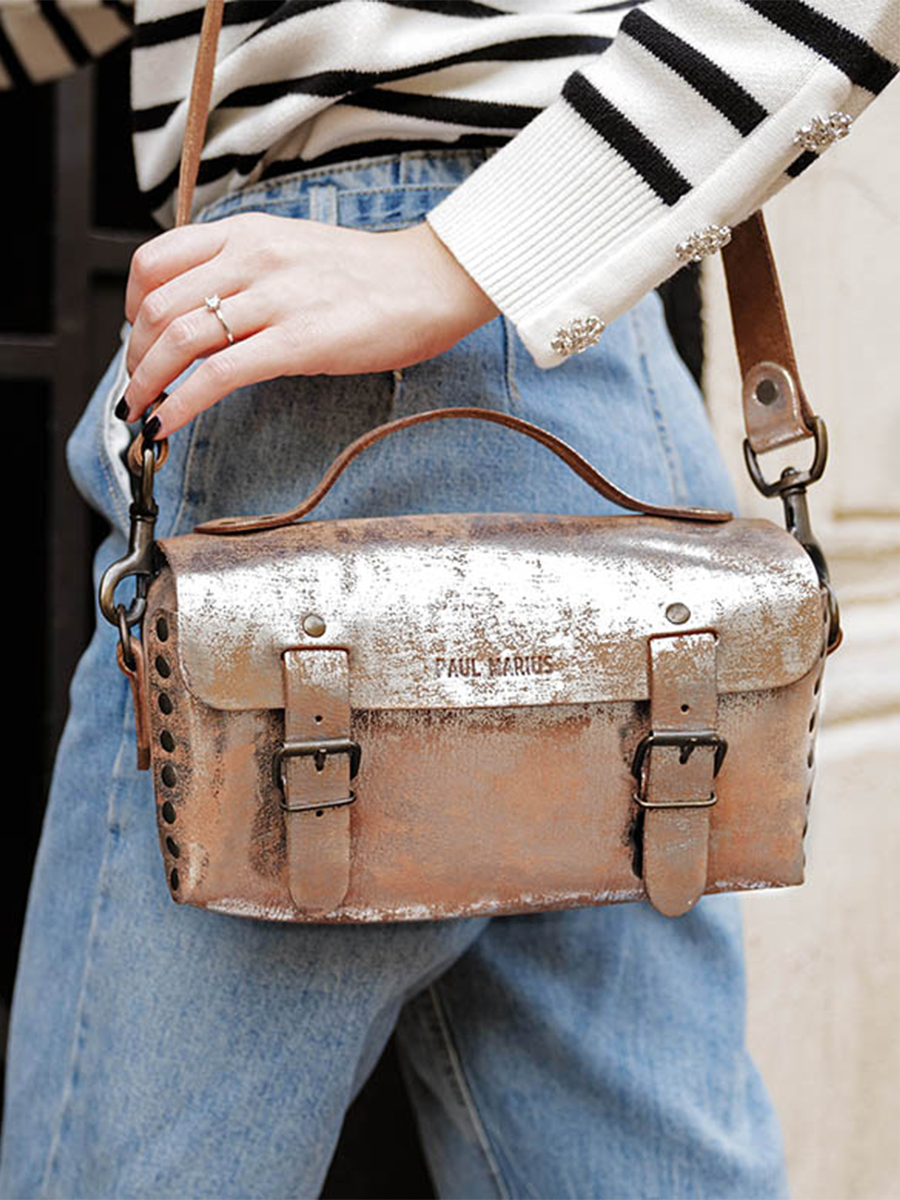 foto-vue-de-cote-sandouliere-tas-leder-vrouw-zilver-ambachtsvrouw-zilver-slatten-paul-marius-p02-sd