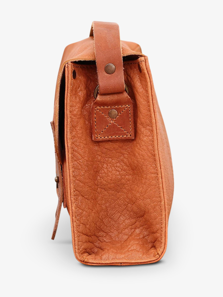 foto-interieur-bandouliere-tas-vrouw-leder-beige-lindispensable-sable-paul-marius-w08-n