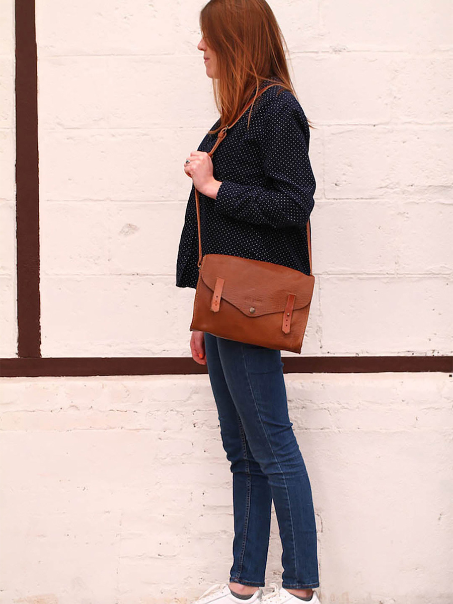 foto-tas-lederen-schoudertas-vrouw-bruin-lindispensable-kaki-paul-marius-w08-l