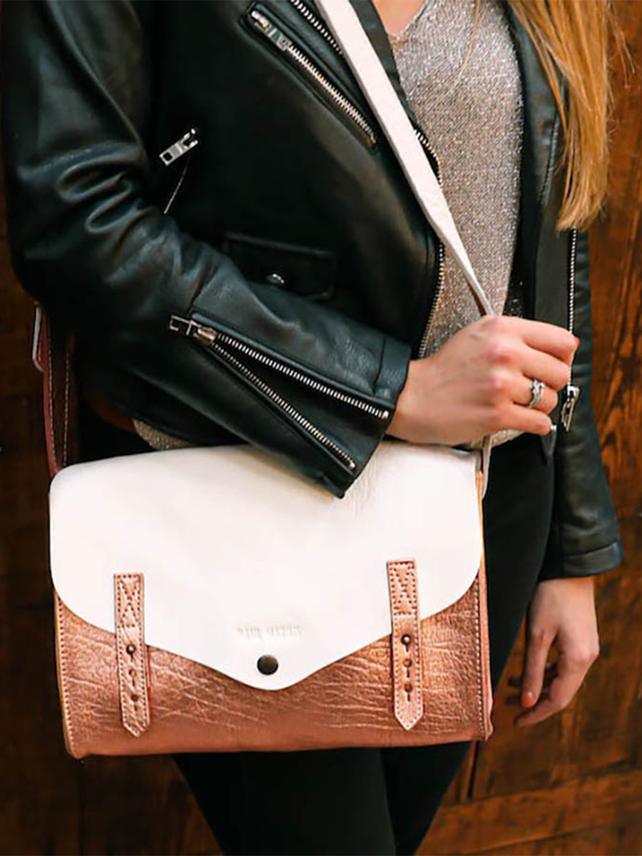 photo-purse-bandolier-leather-woman-pink-gold-white-lindispensable-rose-gold-white-paul-marius-w08-g-pi-w