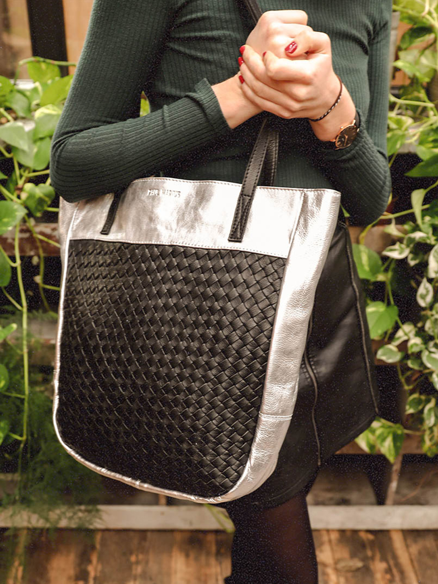 foto-portee-cabas-vrouw-leder-zwart-lecomplice-zilver-paul-marius-w21-s-b