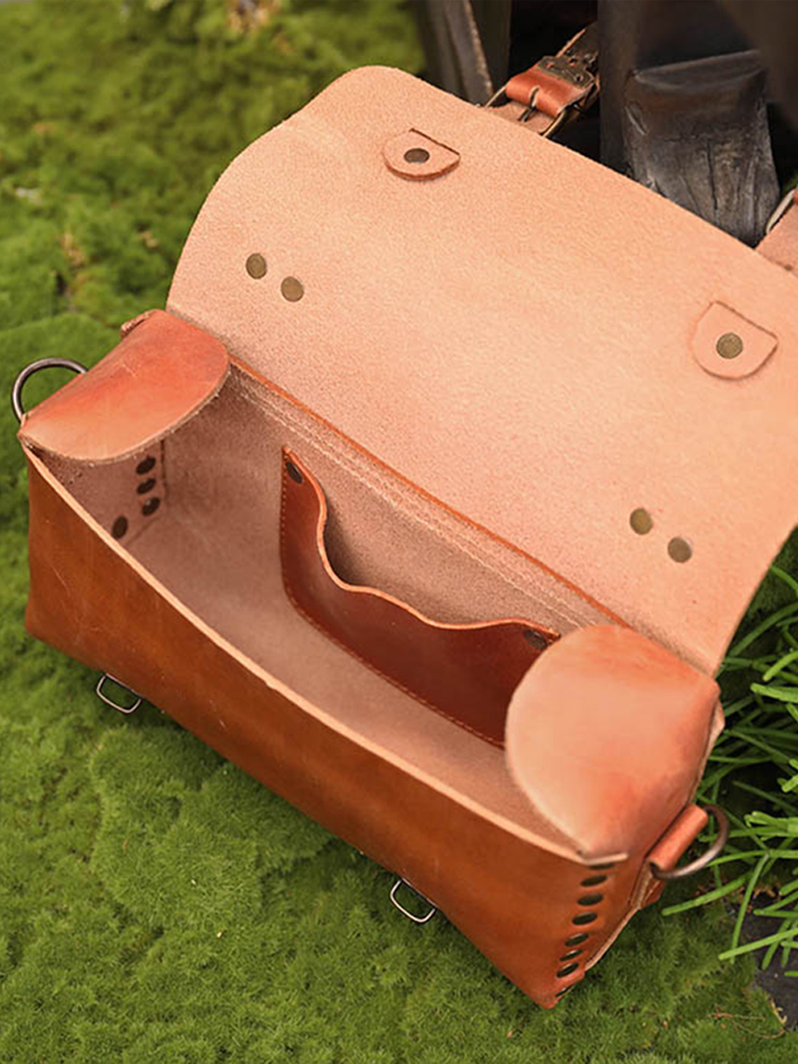 foto-interieur-bandelier-tas-leder-vrouw-bruin-craftsman-naturel-paul-marius-p02-l