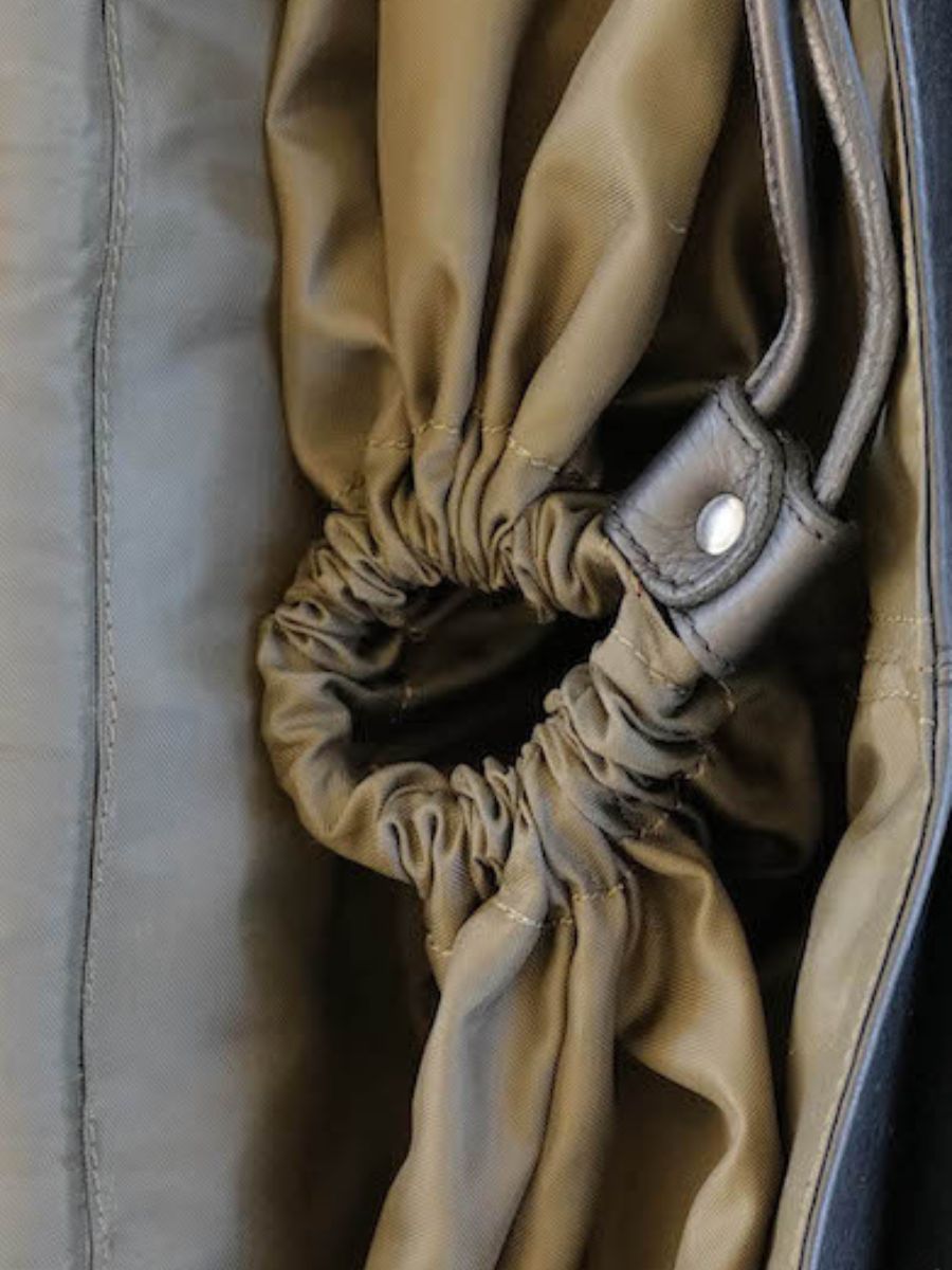 foto-materiaal-fietstas-leer-zwart-lenomade-m-zwart-olie-paul-marius-m100m-obl