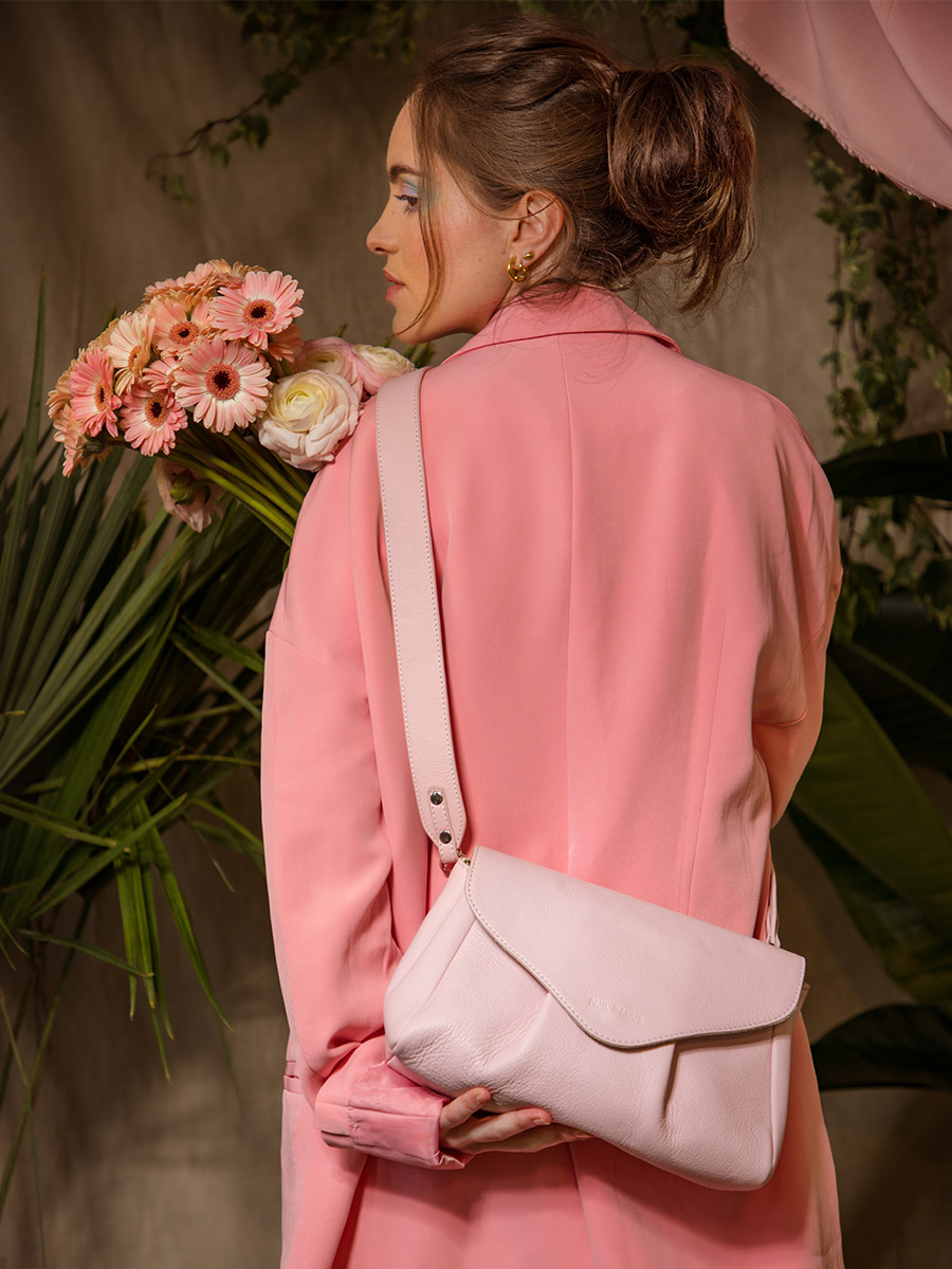 foto-materiaal-bandouliere-leren-tas-suzon-m-pastel-poeder-paul-marius-w25m-pt-pi