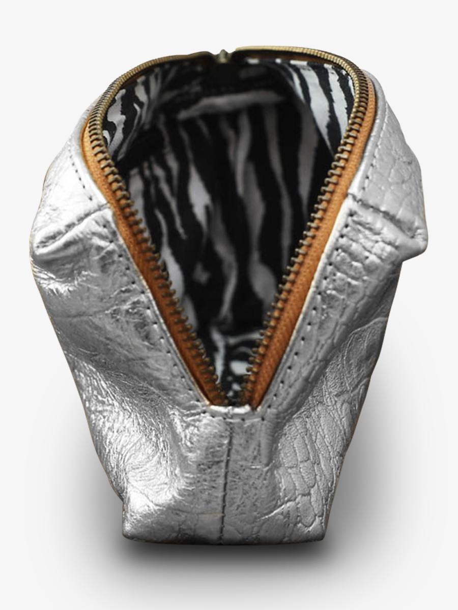 foto-interieur-leren-hoes-vrouw-zilver-adele-caiman-zilver-paul-marius-m500-c-s